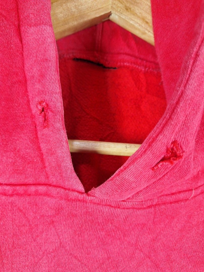 Vintage skate Vans Hoodie (Category: Hoodies) located in Sibulan. Submitted by studioxano (Listing ID 1470661376, Image 3). Description: vintage vans hoodie P800 + SF Size XL length 27 / Width 26 Good condi vintage condi with sign usage and pinhole needwash.
