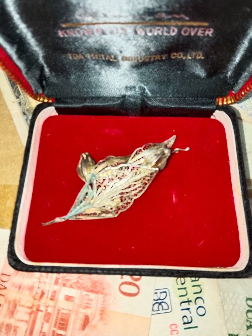 Vintage Sterling Silver Brooch (Category: Vintage Collectibles) located in Santo Tomas. Submitted by retrotastic (Listing ID 1470629160, Image 1). Description: brooch, as seen on photos not selling as scrap or per gram. selling as collectible brooch.