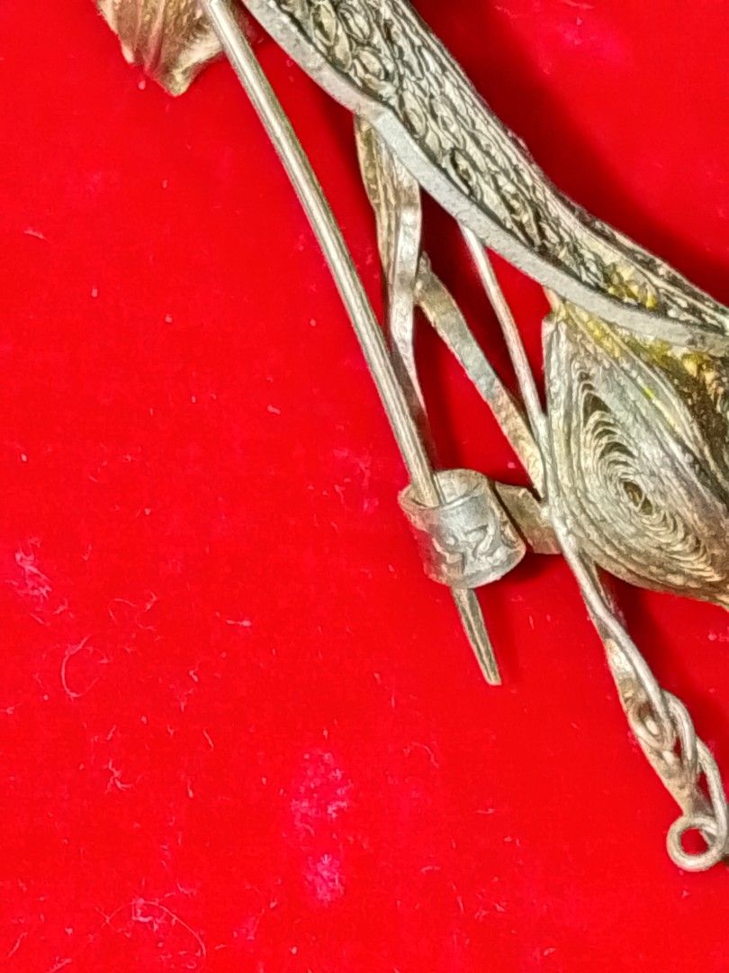 Vintage Sterling Silver Brooch (Category: Vintage Collectibles) located in Santo Tomas. Submitted by retrotastic (Listing ID 1470629160, Image 2). Description: brooch, as seen on photos not selling as scrap or per gram. selling as collectible brooch.