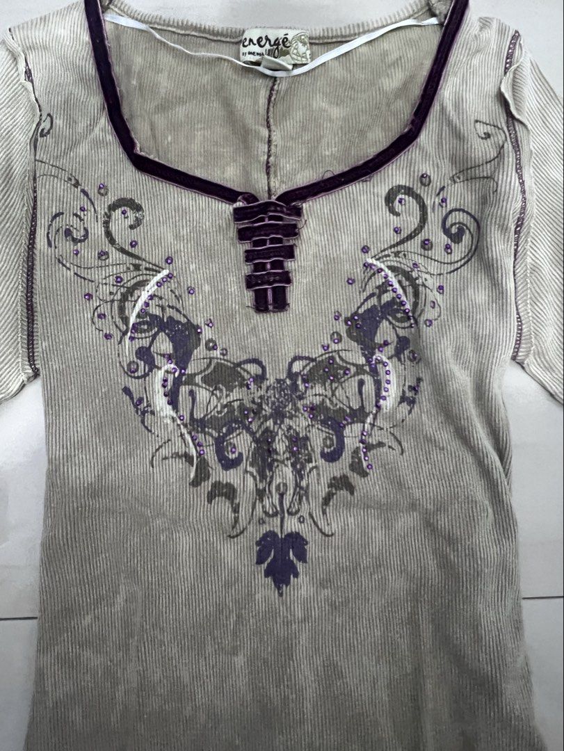 vintage y2k grunge ribbed graphic tee (Category: Shirts) located in Caloocan City. Submitted by guaconerva97479 (Listing ID 1470731082, Image 2). Description: - Brand: Energé - Color: Greyish taupe with purple contrast trim - Details: Ribbed texture, intricate purple & white graphic print, rhinestone embellishments - Fit: Slim fit, short sleeves - Style: Y2K / Indie sleaze aesthetic, great layering basic.