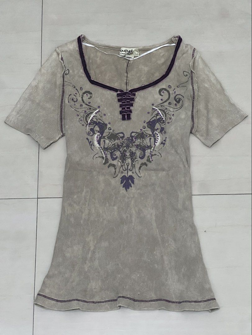 vintage y2k grunge ribbed graphic tee (Category: Shirts) located in Caloocan City. Submitted by guaconerva97479 (Listing ID 1470731082, Image 1). Description: - Brand: Energé - Color: Greyish taupe with purple contrast trim - Details: Ribbed texture, intricate purple & white graphic print, rhinestone embellishments - Fit: Slim fit, short sleeves - Style: Y2K / Indie sleaze aesthetic, great layering basic.