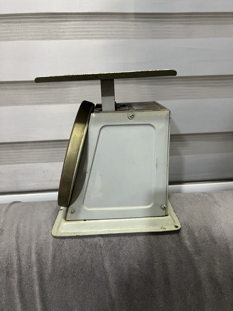 Vintage Yoshida Mechanical Kitchen Scale 1kg (Category: Cookware & Accessories) located in Las Pinas. Submitted by maple0305 (Listing ID 1470675713, Image 3). Description: - Brand/Model: Yoshida vintage mechanical kitchen scale - Capacity & Precision: Up to 1kg capacity with 5g increments - Design: Off-white metal casing, white dial face, bold numbers, and striking red needle - Aesthetic Details: Classic brass-rimmed dial and top weighing platfor