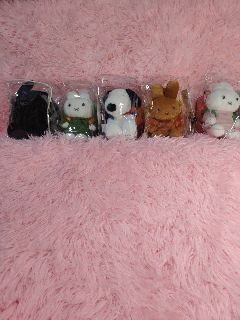 VIPO X Peanuts Backpack Set Plush Keychain (Category: Plushies & Soft Toys) located in Mandaluyong City. Submitted by twovv (Listing ID 1470559846, Image 1). Description: VIPO X Peanuts Backpack Set Plush Keychain ✔️ BRANDNEW ✔️ ORIGINAL 💯 ✔️ BELOW SRP. ORIGINAL PRICE : 1299.75 ₱600 ONLY! PERFECT FOR GIFT ‼️.