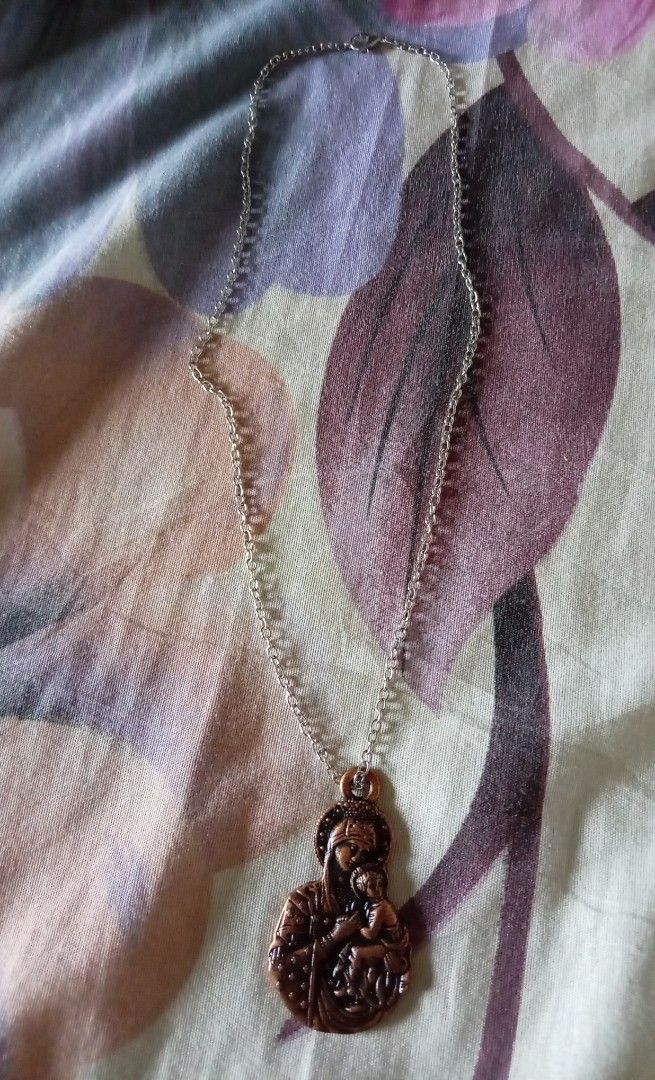 Virgin Mary and Child Copper Pendant Necklace (Category: Necklaces) located in Quezon City. Submitted by chacha30.s (Listing ID 1470651069, Image 1). Description: - Copper-tone pendant featuring the Virgin Mary and Baby Jesus - Back engraved with Romanian inscription: "PREA SFÂNTA NĂSCĂTOARE DE DUMNEZEU MILUIEŞTE-NĂ PRE MINE PĂCĂTOSUL" - Comes with a silver-tone link chain and secure lobster clasp - Lightweight metal design for comfortable everyd