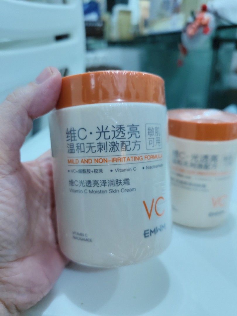 Vit c moisturizing lotion (Category: Body Care) located in Las Pinas. Submitted by glowupmamalife (Listing ID 1470654180, Image 1). Description: • Vitamin C + Niacinamide – Pampalighten ng dark spots at pampaglow ng balat • Deep Moisturizing – Iwas tuyot at crack na balat • Mild Formula – Bagay kahit sa may sensitibong balat (Sensitive skin friendly!) las Piñas pick up.