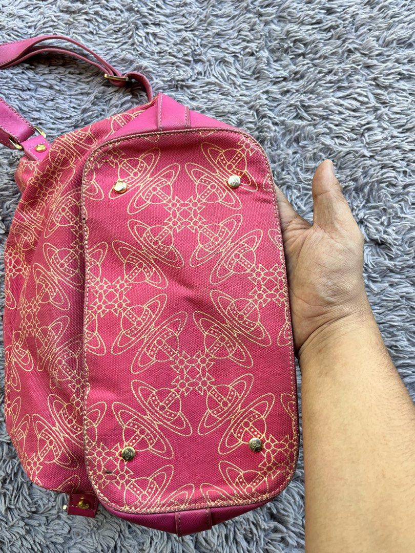 VIVIENNE WESTWOOD SLINGBAG (Category: Tote Bags) located in Dipolog. Submitted by janja2002 (Listing ID 1470698153, Image 3). Description: ISSUE SLING .