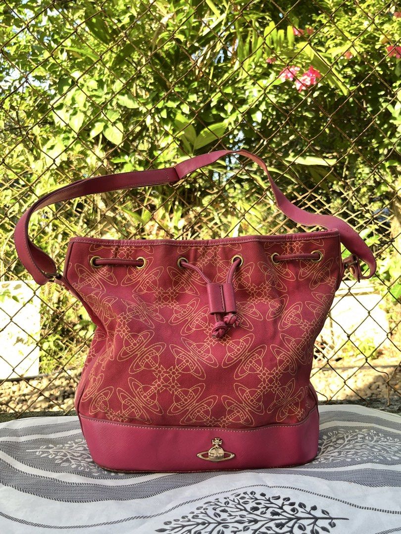 VIVIENNE WESTWOOD SLINGBAG (Category: Tote Bags) located in Dipolog. Submitted by janja2002 (Listing ID 1470698153, Image 1). Description: ISSUE SLING .