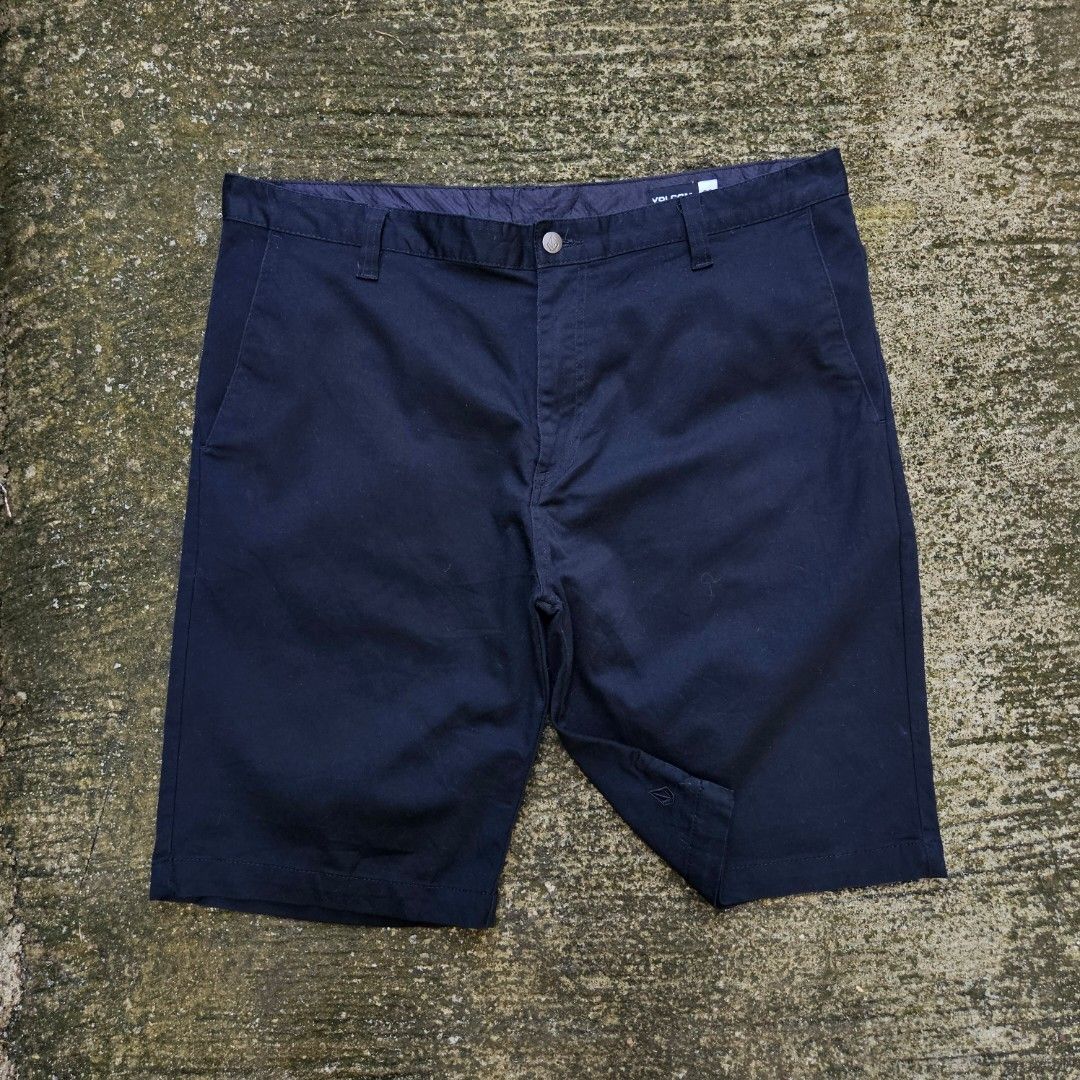VOLCOM Black Chino Short-Size 38 (Category: Shorts) located in San Pablo. Submitted by pablo_pablo25 (Listing ID 1470639131, Image 2). Description: size 38 lenght 22 excellent no issue.
