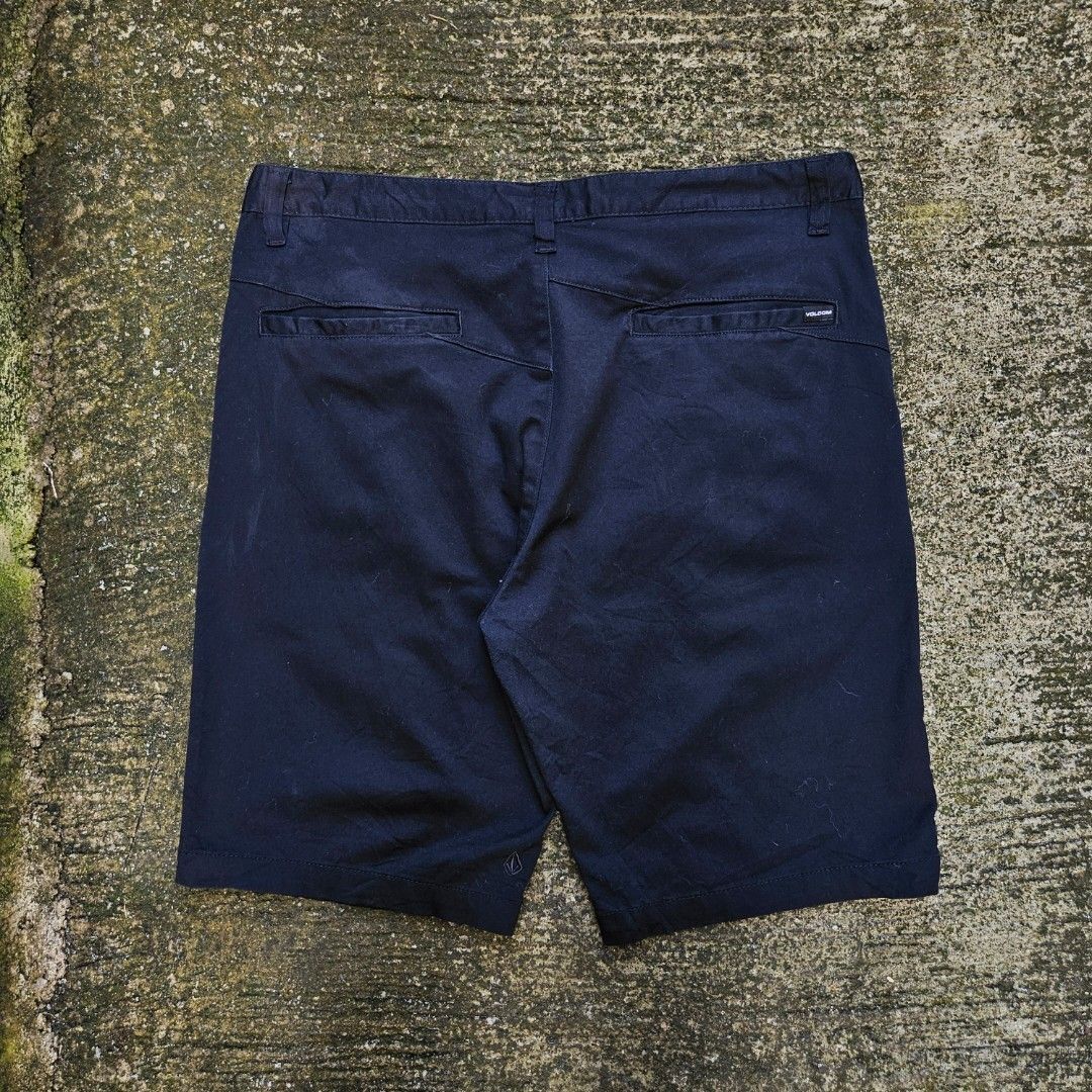 VOLCOM Black Chino Short-Size 38 (Category: Shorts) located in San Pablo. Submitted by pablo_pablo25 (Listing ID 1470639131, Image 3). Description: size 38 lenght 22 excellent no issue.