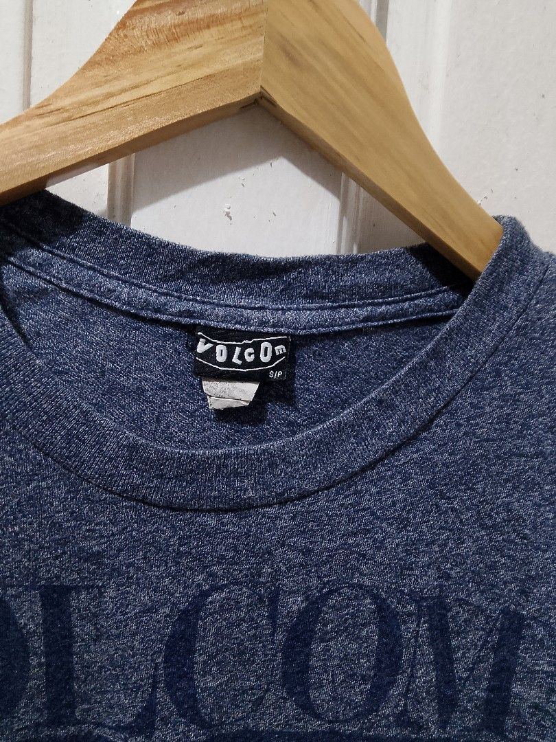 Volcom Blue Graphic Tee Size S (Category: Tshirts & Polo Shirts ) located in Caloocan City. Submitted by wirlynbina94604 (Listing ID 1470681207, Image 2). Description: - Brand: Volcom - Size: S - Color: Heather blue - Design: Bold chest logo with square and stripe graphic - Neckline: Crew neck - Style: Comfortable casual wear for everyday use.
