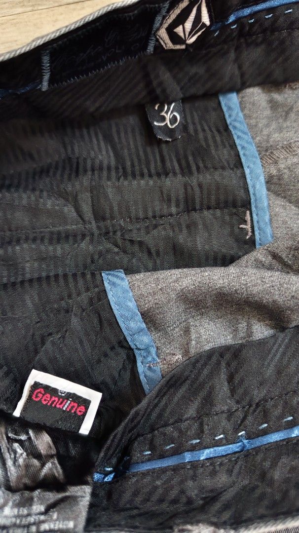 Volcom Grey Shorts Size 36 (Category: Shorts) located in Quezon City. Submitted by truedeer_cda94c (Listing ID 1470601474, Image 3). Description: - Brand: Volcom - Size: 36 - Color: Dark charcoal heather grey - Style: Casual cut with button closure - Pockets: Multiple pockets in the back - Details: Clean inside lining with branded tag - Condition: Great for everyday wear, easy to match with tees or polos.