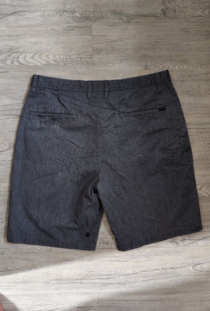Volcom Grey Shorts Size 36 (Category: Shorts) located in Quezon City. Submitted by truedeer_cda94c (Listing ID 1470601474, Image 2). Description: - Brand: Volcom - Size: 36 - Color: Dark charcoal heather grey - Style: Casual cut with button closure - Pockets: Multiple pockets in the back - Details: Clean inside lining with branded tag - Condition: Great for everyday wear, easy to match with tees or polos.