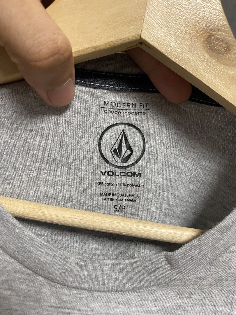 Volcom Stone Shirt (Category: Tshirts & Polo Shirts ) located in Cabuyao City. Submitted by ukaythriftshirt (Listing ID 1470676103, Image 3). Description: Volcom Stone Shirt Excellent Condition Small on tag but fit to medium to semi large Dimes 19-28 Color rate 9/10 Issue minimal pinhole sa armfit not visible when worn check last pic - 350.