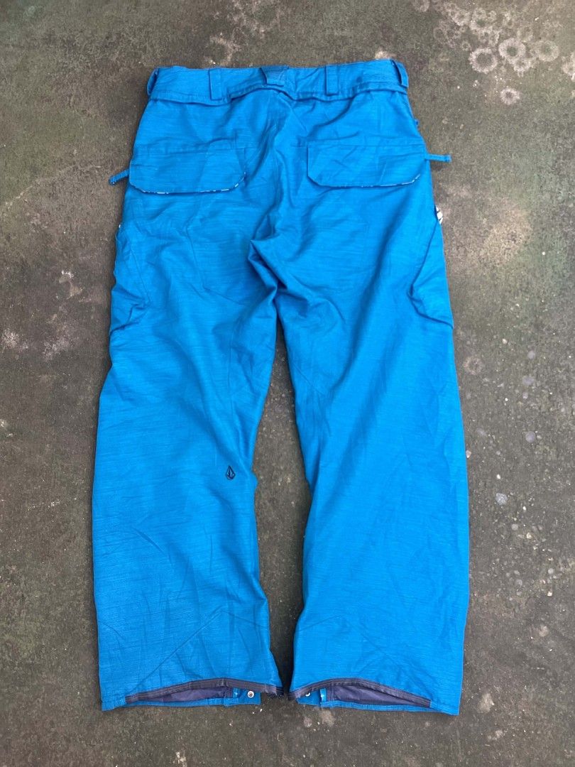 Volcom TDS Thermal Defense System Snowboard Pants Blue (Category: Jeans) located in Mangaldan. Submitted by manuelingalla_3rd (Listing ID 1470580773, Image 2). Description: - Brand/Model: Volcom TDS Snow Pants - Color: Bright blue with red and black Thermal Defense System lining - Features: Multiple cargo pockets, zippered vents, and adjustable waist tabs - Protection: Inner snow gaiters at the cuffs to keep snow out - Condition: Clean and ready 
