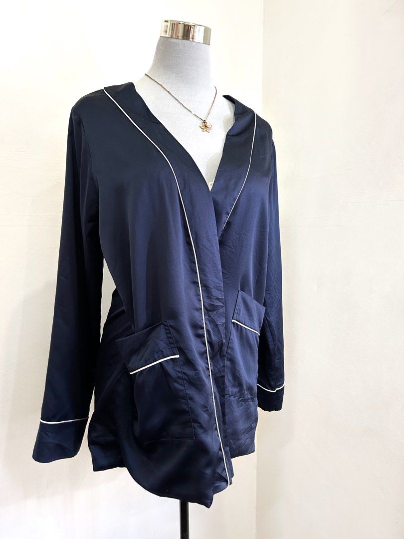 VS Navy Blue Elegant Robe with pockets (Category: Undergarments & Loungewear) located in Quezon City. Submitted by cooroe.mnl (Listing ID 1470694393, Image 3). Description: S-M, length 28 10/10 (waist tie is missing) .