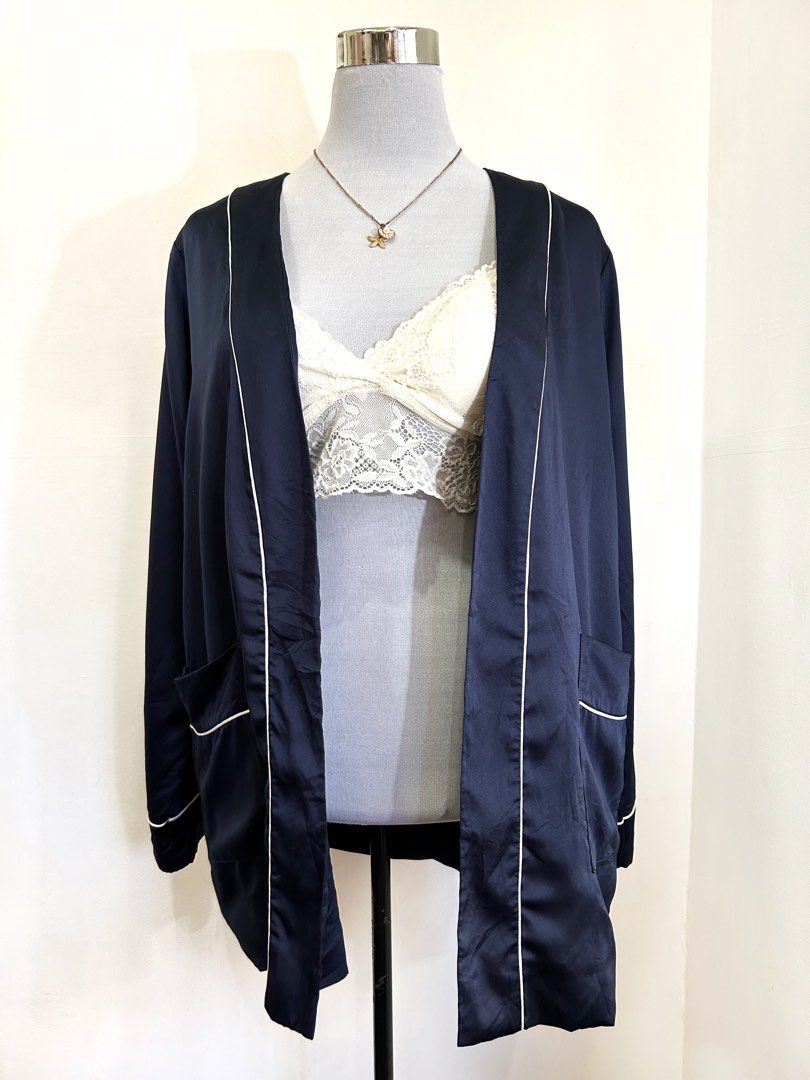 VS Navy Blue Elegant Robe with pockets (Category: Undergarments & Loungewear) located in Quezon City. Submitted by cooroe.mnl (Listing ID 1470694393, Image 2). Description: S-M, length 28 10/10 (waist tie is missing) .