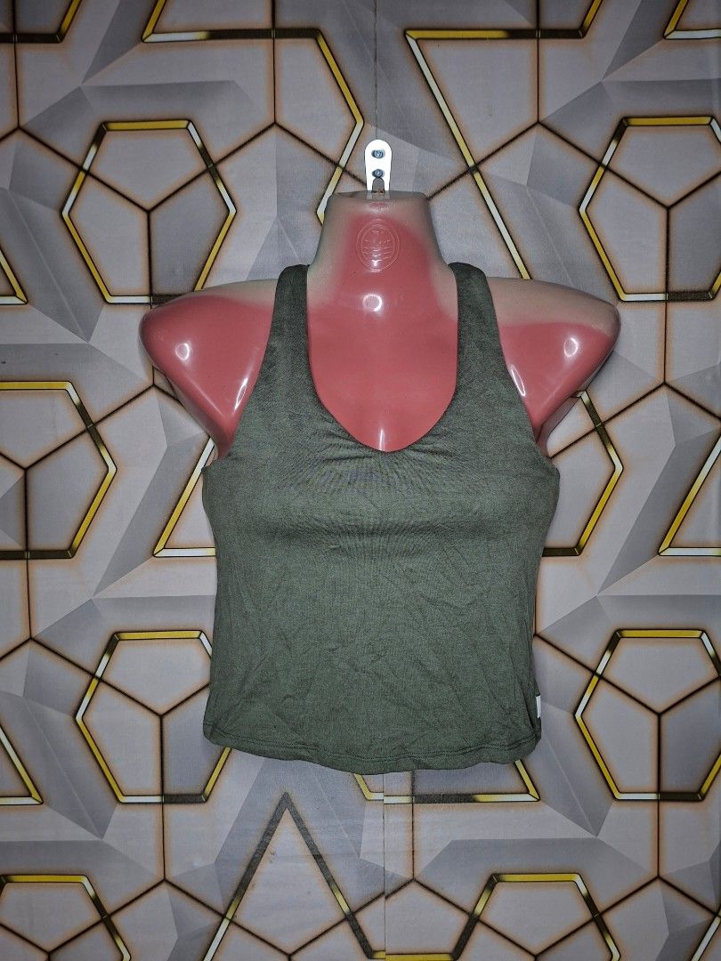 Vuori Halo performance crop tank top (Category: Activewear) located in Tagaytay City. Submitted by joselito_acosta (Listing ID 1470711619, Image 3). Description: Vuori Halo performance crop tank top In excellent condition No issues 9.8/10 color rate Xs on tag Mine: 350+shipping fee only Location: tagaytay Dm to purchase 📩 📩 📩.