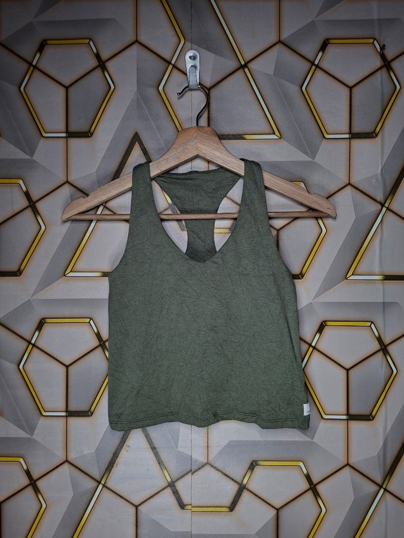 Vuori Halo performance crop tank top (Category: Activewear) located in Tagaytay City. Submitted by joselito_acosta (Listing ID 1470711619, Image 1). Description: Vuori Halo performance crop tank top In excellent condition No issues 9.8/10 color rate Xs on tag Mine: 350+shipping fee only Location: tagaytay Dm to purchase 📩 📩 📩.