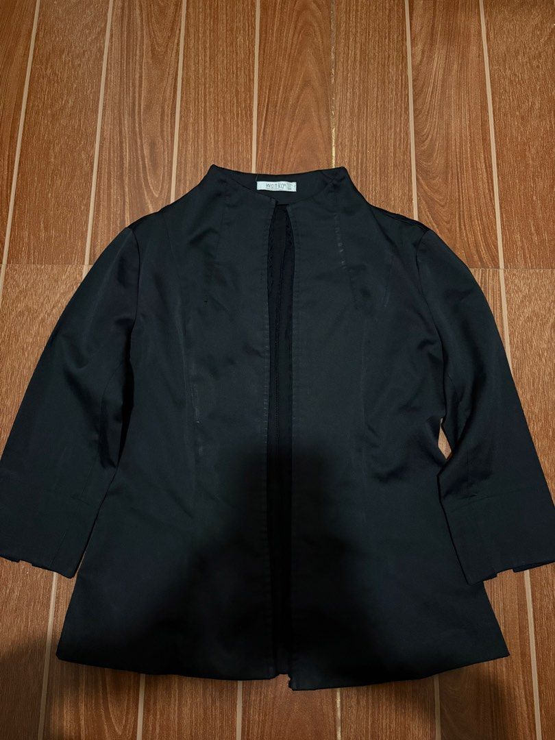 Wanko Black Open Front Blazer Jacket (Category: Coats, Jackets and Outerwear) located in Binan City. Submitted by iluvm0nchichi (Listing ID 1470651951, Image 1). Description: - Brand: Wanko - Size: 34 - Color: Solid black - Design: Open front with no buttons - Sleeves: Long sleeves with wide cuffs - Fit: Structured shoulders and tailored body fit - Condition: Excellent.