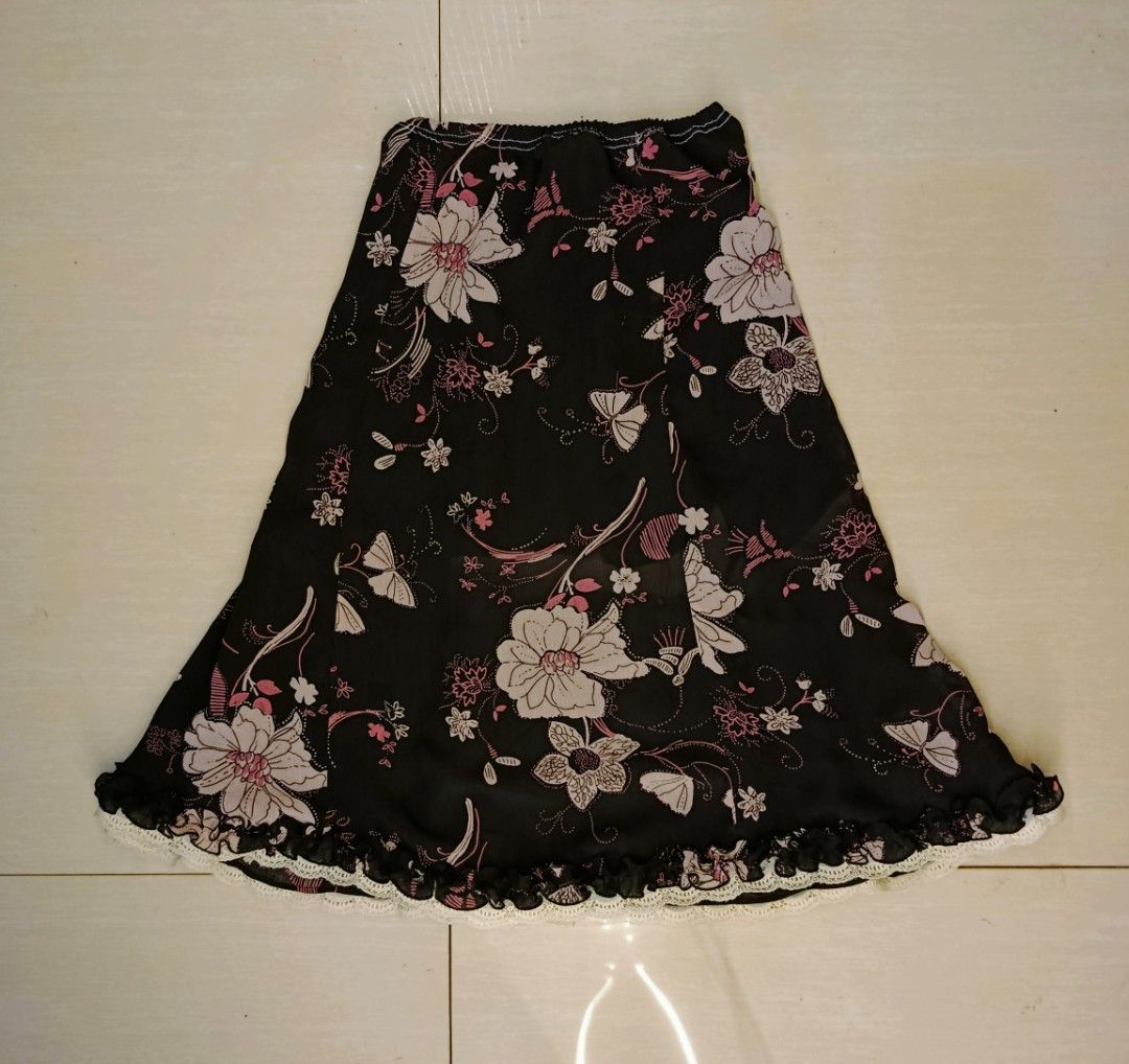 whimsical black midi skirt (Category: Skirts) located in Bambang. Submitted by czar_topaz (Listing ID 1470680081, Image 1). Description: Waist: 24-32 Length: 26.