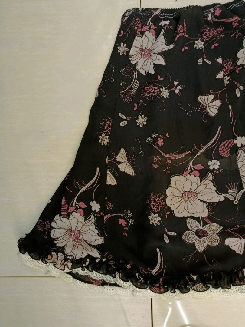 whimsical black midi skirt (Category: Skirts) located in Bambang. Submitted by czar_topaz (Listing ID 1470680081, Image 2). Description: Waist: 24-32 Length: 26.