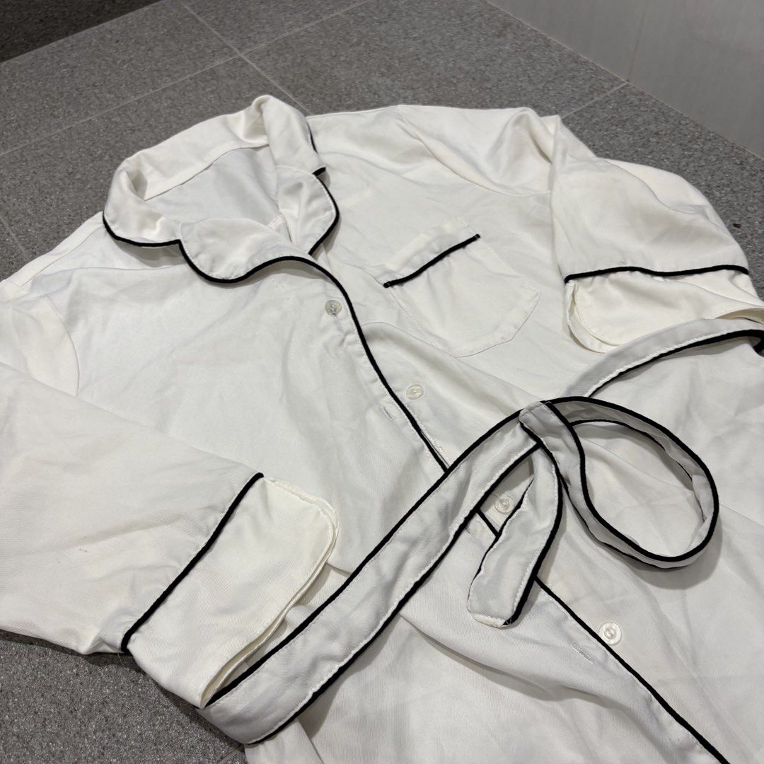 White Bathrobe (Category: Undergarments & Loungewear) located in San Fernando. Submitted by louluntian (Listing ID 1470653370, Image 2). Description: 𝐂𝐨𝐧𝐝𝐢𝐭𝐢𝐨𝐧: Needs washing | No issues 𝐋𝐨𝐜𝐚𝐭𝐢𝐨𝐧: Pampanga 𝐌𝐎𝐏: GCASH Only 𝐂𝐨𝐮𝐫𝐢𝐞𝐫: Lalamove | J&T Express (Shipping fee c/o buyer) .
