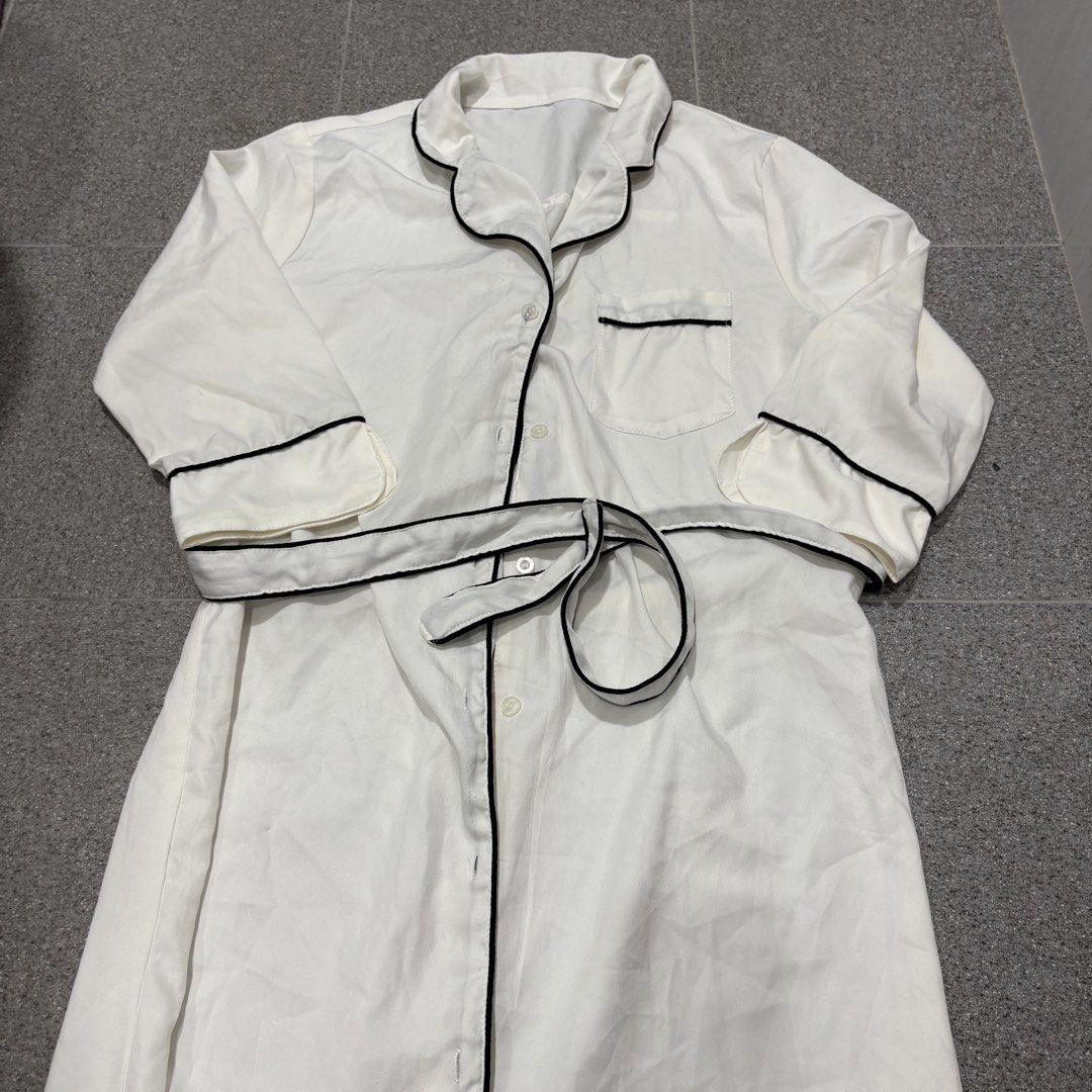 White Bathrobe (Category: Undergarments & Loungewear) located in San Fernando. Submitted by louluntian (Listing ID 1470653370, Image 1). Description: 𝐂𝐨𝐧𝐝𝐢𝐭𝐢𝐨𝐧: Needs washing | No issues 𝐋𝐨𝐜𝐚𝐭𝐢𝐨𝐧: Pampanga 𝐌𝐎𝐏: GCASH Only 𝐂𝐨𝐮𝐫𝐢𝐞𝐫: Lalamove | J&T Express (Shipping fee c/o buyer) .
