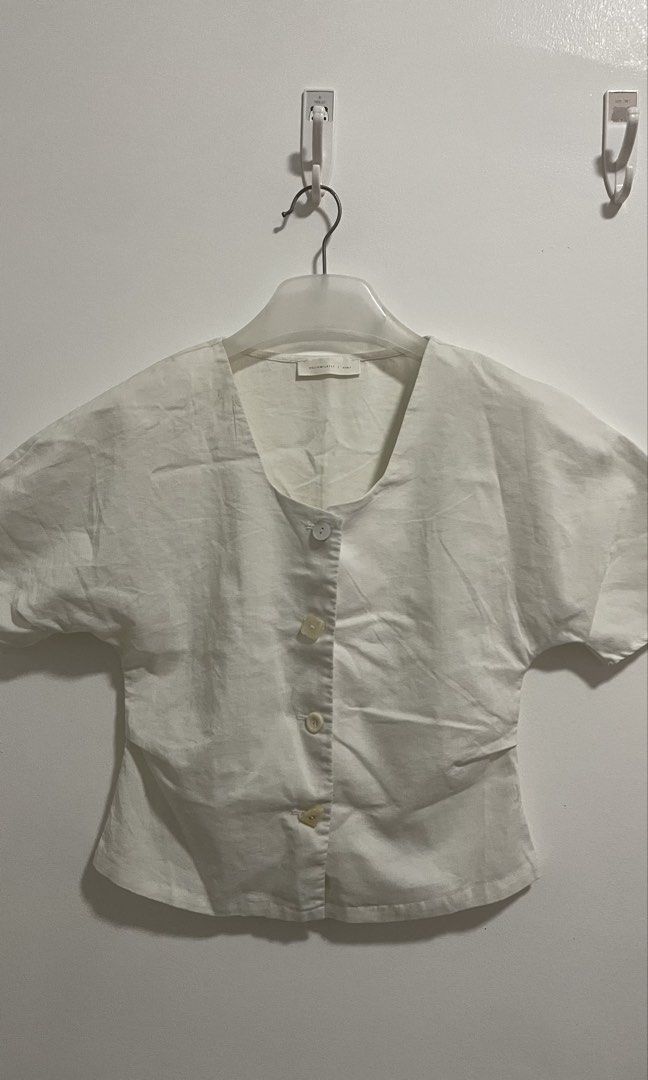 White Cotton Linen Top (Category: Blouses) located in Indang. Submitted by itsginnpom (Listing ID 1470585264, Image 1). Description: Size: M Color: White Style: V-neck, button-down front, short sleeves Material: Lightweight fabric, ideal for warm weather.