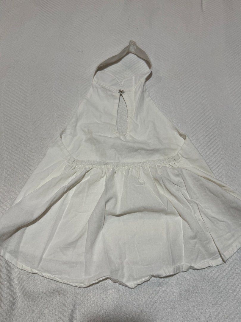 White halter neck peplum top with keyhole cut (Category: Sleeveless) located in Pateros City. Submitted by daisy03052000 (Listing ID 1470695646, Image 2). Description: small-medium best fit medium .