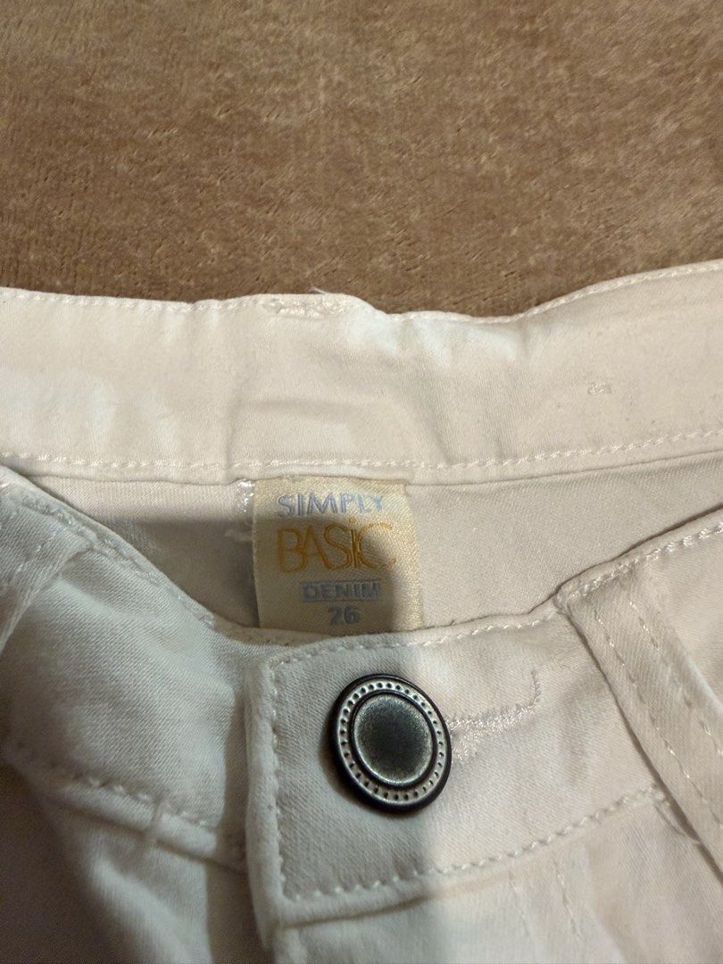 White jeans (Category: Jeans) located in San Jose del Monte. Submitted by keen.elodies_stuff (Listing ID 1470675544, Image 2). Description: .