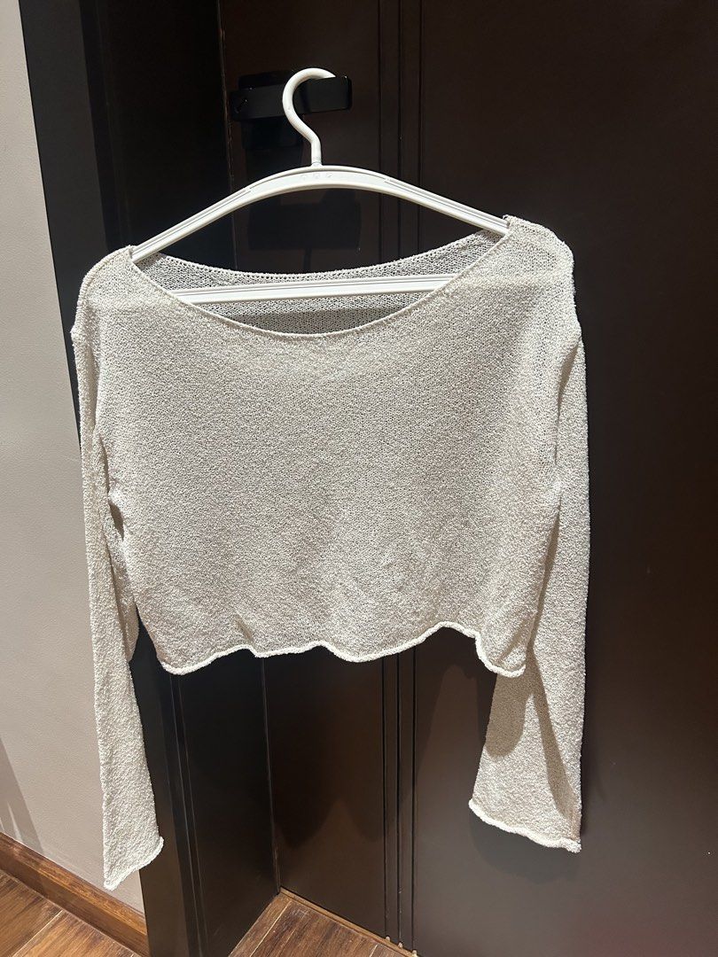 White Knit Crop Top Long Sleeve (Category: Longsleeves) located in Davao. Submitted by lachisoo_ (Listing ID 1470712322, Image 1). Description: - Color: White - Style: Long sleeve knit crop top - Neckline: Scoop neck - Details: Loose knit texture, short waist-length hem - Condition: Excellent, clean with no stains or pulls - Styling tip: Great to pair with high-waisted jeans or skirts.