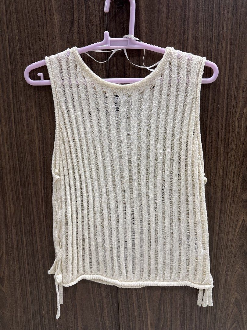 White knitted top (Category: Sleeveless) located in Pasig City. Submitted by kodak.blue (Listing ID 1470695070, Image 1). Description: .