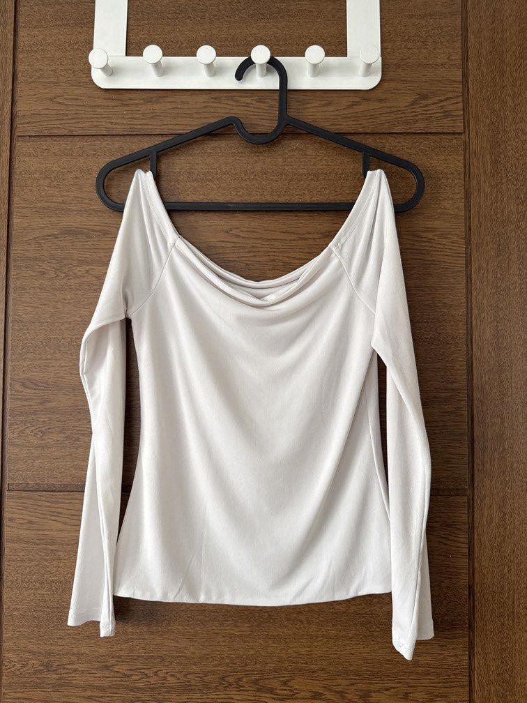 Mera White off shoulder longsleeves top (Category: Others Tops) located in Manila. Submitted by namiskyumi (Listing ID 1470621889, Image 1). Description: - fits Small/Medium.