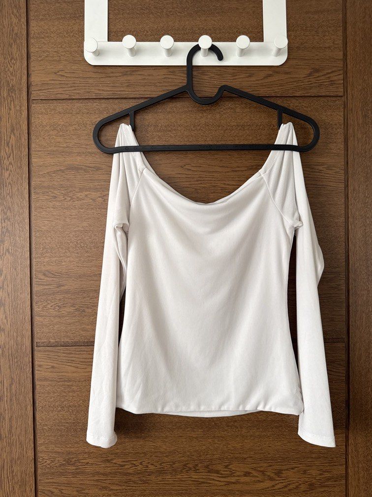 Mera White off shoulder longsleeves top (Category: Others Tops) located in Manila. Submitted by namiskyumi (Listing ID 1470621889, Image 2). Description: - fits Small/Medium.