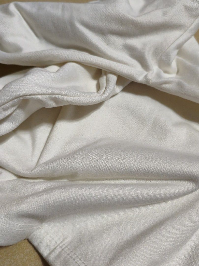 White off shoulder top (Category: Longsleeves) located in Las Pinas. Submitted by dnbrbnt (Listing ID 1470653842, Image 2). Description: .