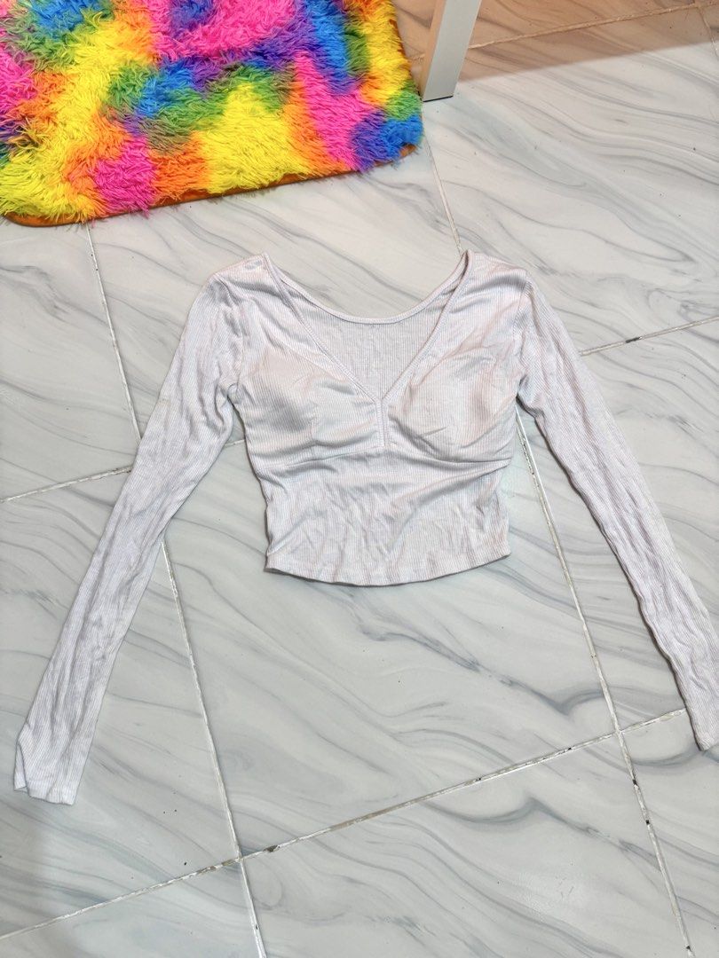 White Padded Longsleeves Croptop (Category: Longsleeves) located in Bulacan. Submitted by archivesbyjanine (Listing ID 1470680713, Image 1). Description: Super soft ng tela Padded May konting stains lang not sure if washable Super white .