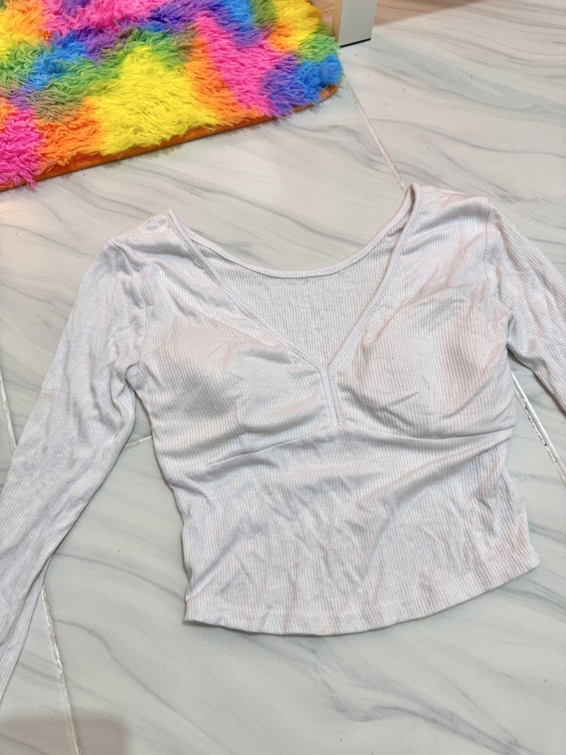 White Padded Longsleeves Croptop (Category: Longsleeves) located in Bulacan. Submitted by archivesbyjanine (Listing ID 1470680713, Image 2). Description: Super soft ng tela Padded May konting stains lang not sure if washable Super white .