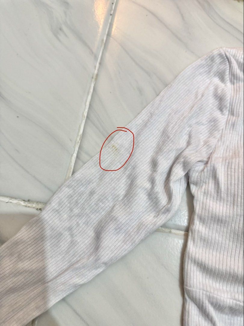 White Padded Longsleeves Croptop (Category: Longsleeves) located in Bulacan. Submitted by archivesbyjanine (Listing ID 1470680713, Image 3). Description: Super soft ng tela Padded May konting stains lang not sure if washable Super white .