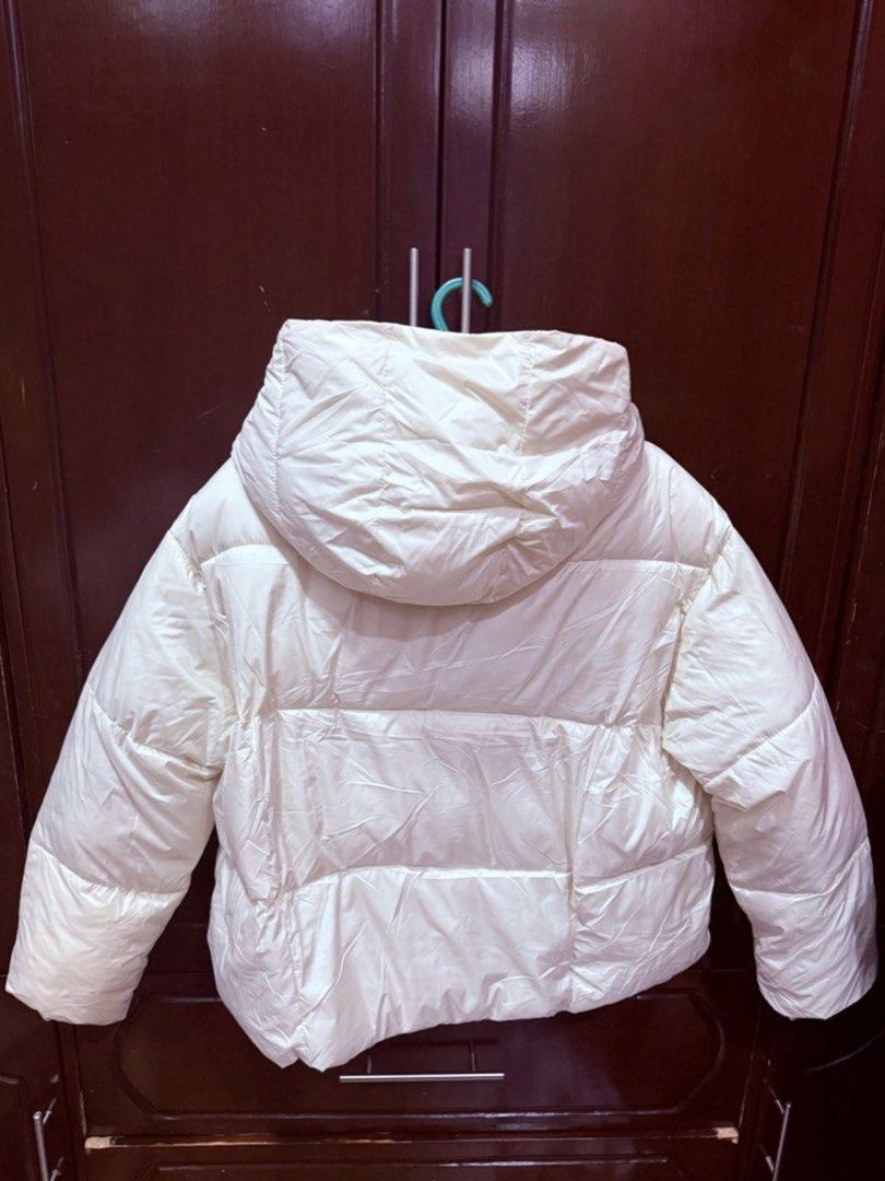 White puffer jacket (with hood) (Category: Coats, Jackets and Outerwear) located in Dasmarinas. Submitted by sofpachh (Listing ID 1470622028, Image 2). Description: - Size L on tag - Used once only - Perfect for winter / cold weather - Originally bought for ₱2,200 - RFS: Too large - All sales are final! No return/exchange please :> - MOP: GCash, Maya, BPI.