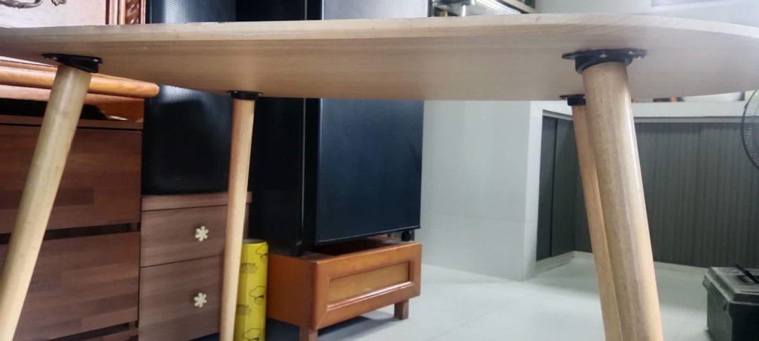 White Table (Category: Tables & Sets) located in Malabon City. Submitted by aven25 (Listing ID 1470630624, Image 2). Description: White Table Detachable Legs Size: 118 x 80 x 74cm Height Good Condition .