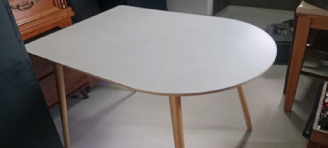 White Table (Category: Tables & Sets) located in Malabon City. Submitted by aven25 (Listing ID 1470630624, Image 1). Description: White Table Detachable Legs Size: 118 x 80 x 74cm Height Good Condition .