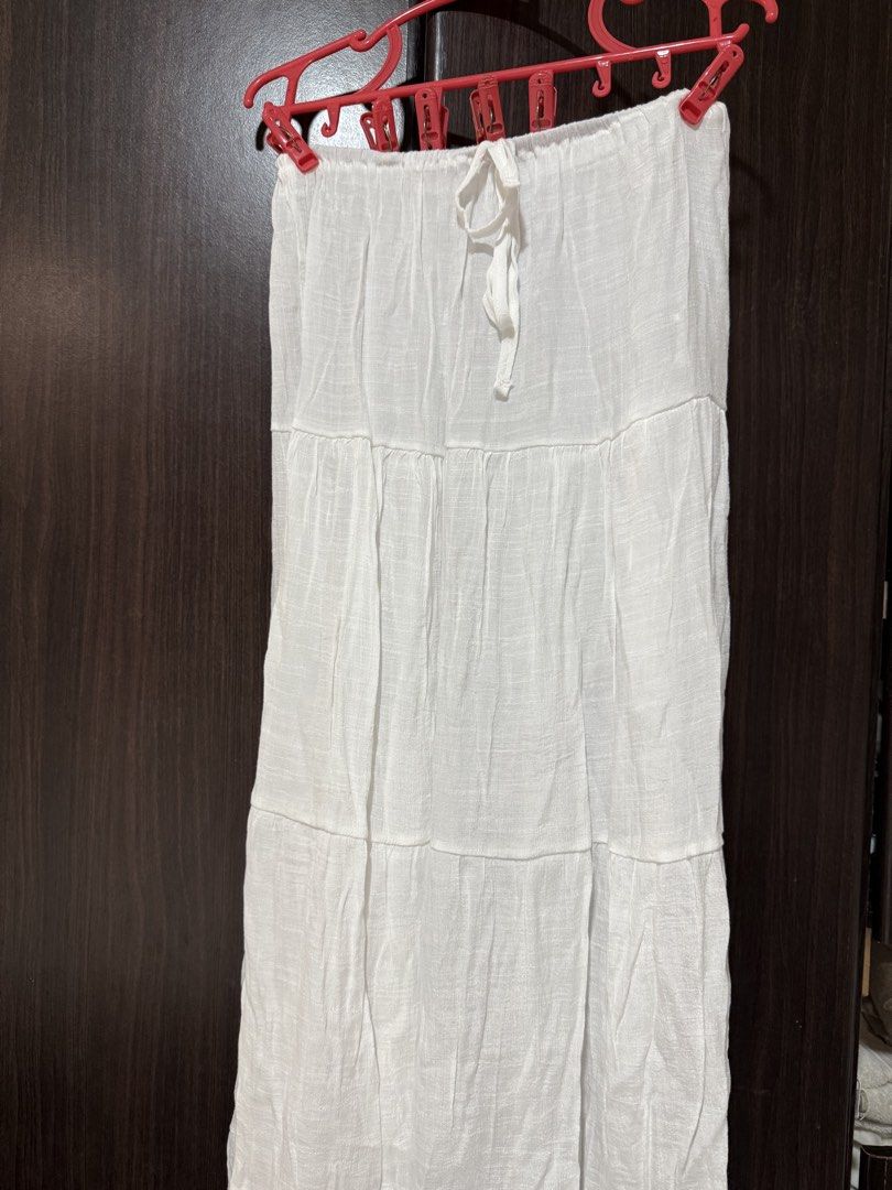White tiered maxi skirt with drawstring size S (Category: Skirts) located in Pateros City. Submitted by daisy03052000 (Listing ID 1470666828, Image 1). Description: - Color: White - Size: Small (S) - Material: 41% polyester, lightweight textured fabric - Design: Tiered, flowy maxi skirt with elastic waistband and functional drawstring tie - Care: Hand wash recommended - Style: Great casual piece for sunny days.
