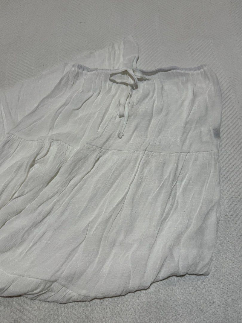 White tiered maxi skirt with drawstring size S (Category: Skirts) located in Pateros City. Submitted by daisy03052000 (Listing ID 1470666828, Image 3). Description: - Color: White - Size: Small (S) - Material: 41% polyester, lightweight textured fabric - Design: Tiered, flowy maxi skirt with elastic waistband and functional drawstring tie - Care: Hand wash recommended - Style: Great casual piece for sunny days.