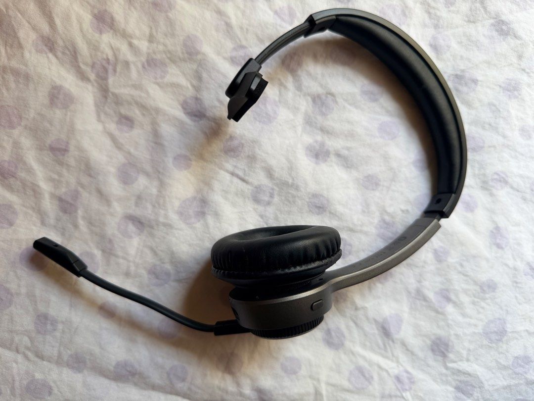 Wireless Bluetooth Headset with mic (Category: Headphones & Headsets) located in Quezon City. Submitted by cute_clothes_for_babies (Listing ID 1470562941, Image 2). Description: P1,950 at SH0PEE Good and perfect working conditon. Location: Project 8, QC.
