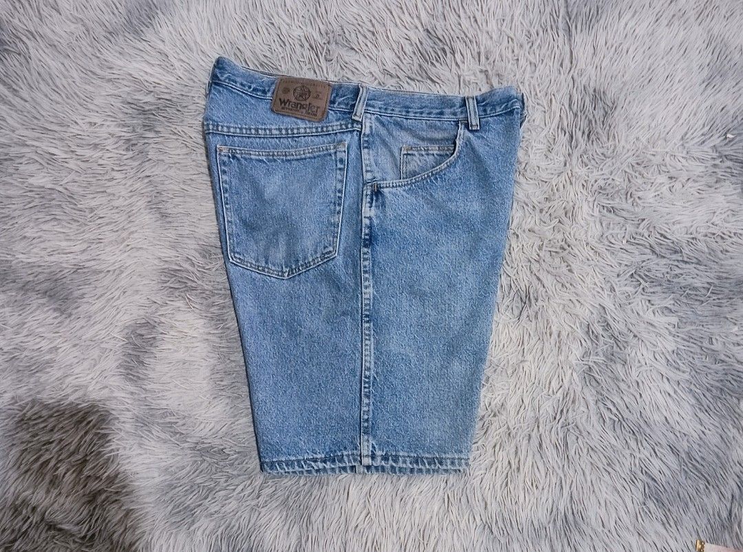 WRANGLER BLUE DENIM WASHED JORTS (Category: Shorts) located in Davao. Submitted by nevar07 (Listing ID 1470646122, Image 3). Description: SIZE WAIST: 33 LENGTH: 20 OPEN LEG: 10 MAKAPAL DENIM EXCELLENT CONDITION LIKE NEW READY TO WEAR NO ISSUE DM TO PURCHASE 📥 𝐑𝐄𝐌𝐈𝐍𝐃𝐄𝐑: •𝐂𝐨𝐥𝐨𝐫 𝐦𝐚𝐲 𝐯𝐚𝐫𝐲 𝐝𝐮𝐞 𝐨𝐟 𝐭𝐡𝐞 𝐥𝐢𝐠𝐡𝐭𝐢𝐧𝐢𝐧𝐠 •𝐀𝐥𝐥 𝐢𝐭𝐞𝐦𝐬 𝐚𝐫𝐞 𝐭𝐡𝐫𝐢𝐟𝐭𝐞𝐝/𝐟𝐫𝐨m 𝐮𝐤𝐚𝐲 𝐛𝐚𝐥𝐞. 𝐋𝐢𝐦𝐢𝐭 𝐚𝐧𝐝 𝐩𝐥𝐞𝐚𝐬𝐞 𝐦