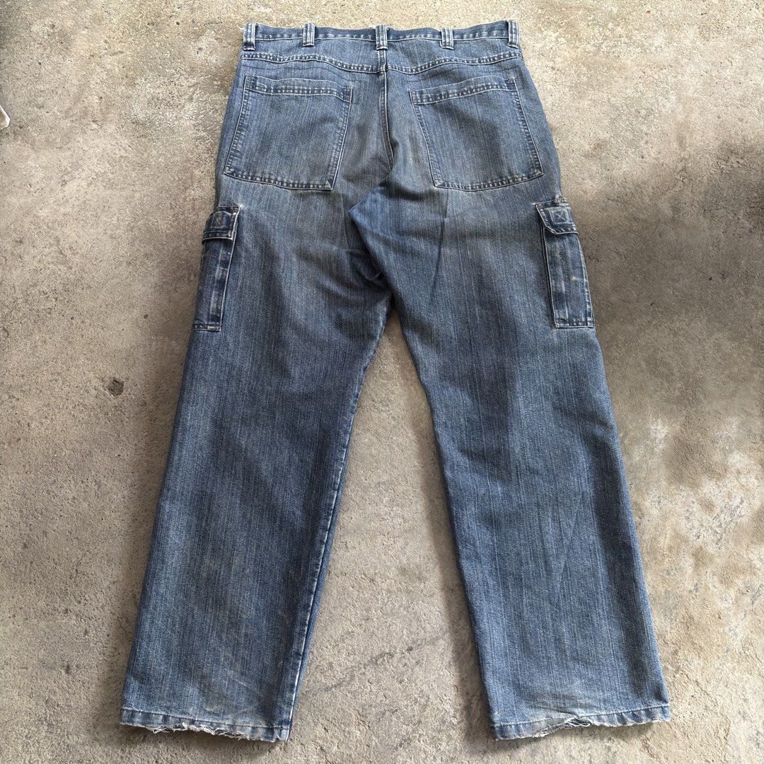 Wrangler Cargo Denim Jeans Size 36x32 Blue (Category: Jeans) located in Batangas. Submitted by phthriftpingzz (Listing ID 1470636639, Image 2). Description: - Brand: Wrangler - Style: Cargo denim jeans with relaxed straight leg fit - Color: Classic blue wash - Size: 36x32 - Material: 65% cotton, 35% polyester - Features: Multiple utility pockets, button closure, and zipper fly - Condition: Regular wear at hems and edges, perfect for daily casual 