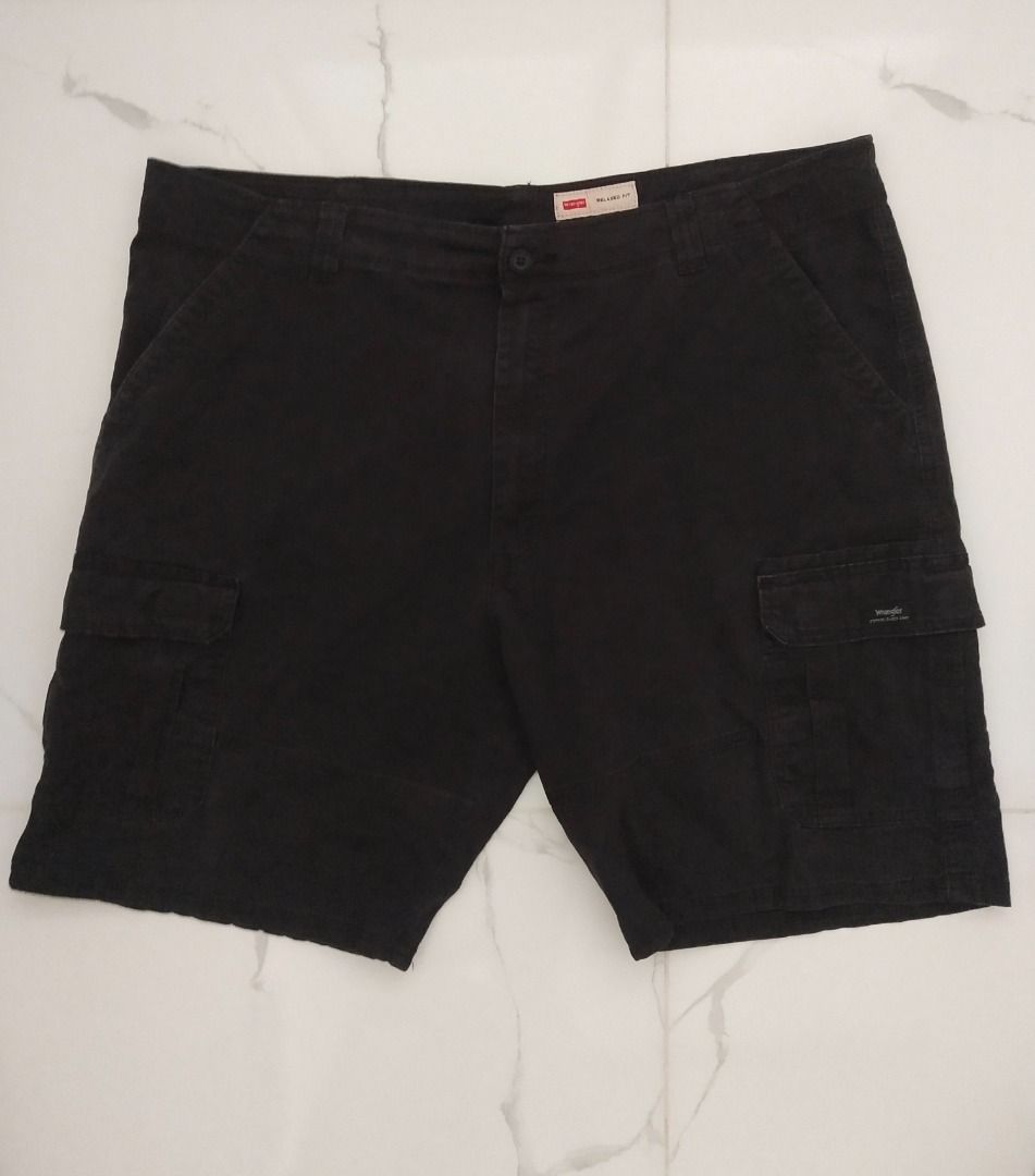 Wrangler cargo short 42 (Category: Shorts) located in Trece Martires City. Submitted by cee_sar (Listing ID 1470667597, Image 1). Description: W 32 X L 43 leg open 7.