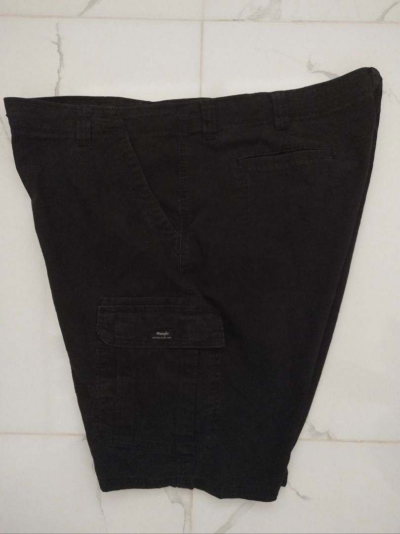 Wrangler cargo short 42 (Category: Shorts) located in Trece Martires City. Submitted by cee_sar (Listing ID 1470667597, Image 3). Description: W 32 X L 43 leg open 7.