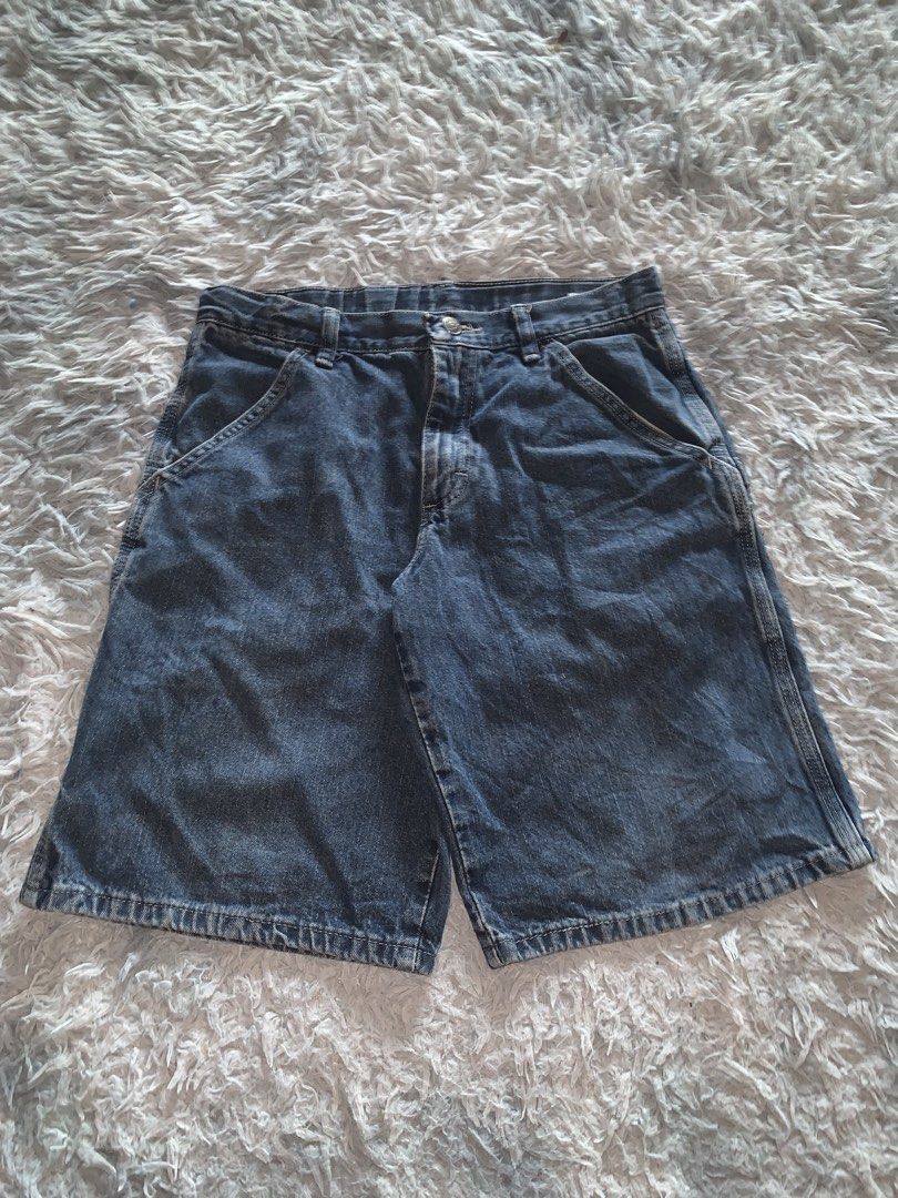 Wrangler carpenter (Category: Shorts) located in Antequera. Submitted by litsthrift (Listing ID 1470640243, Image 2). Description: wrangler jorts.