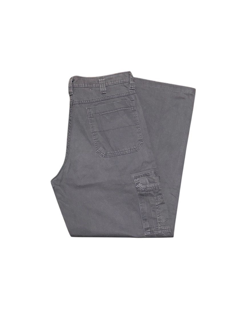 Wrangler Dark Grey Cargo Pants (Category: Jeans) located in Guiguinto. Submitted by bottomsup_lootfinds (Listing ID 1470585402, Image 3). Description: Wrangler Dark Grey Cargo Pants Size on tag: 34 waist 34-36 length 44 hem/leg hole 10.3 sign of usage.